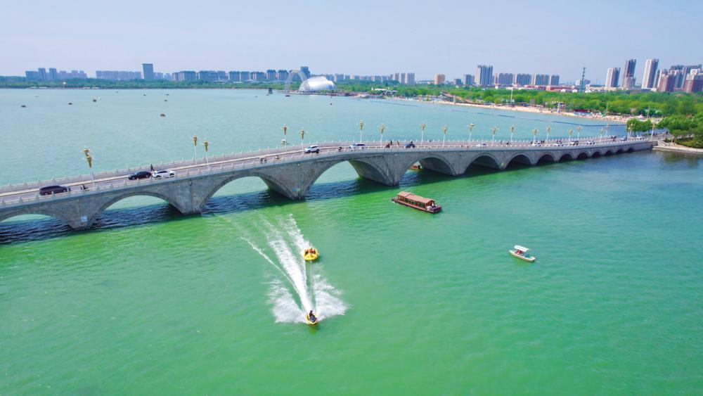 5月6日，東昌湖碧波蕩漾，游客泛舟湖上