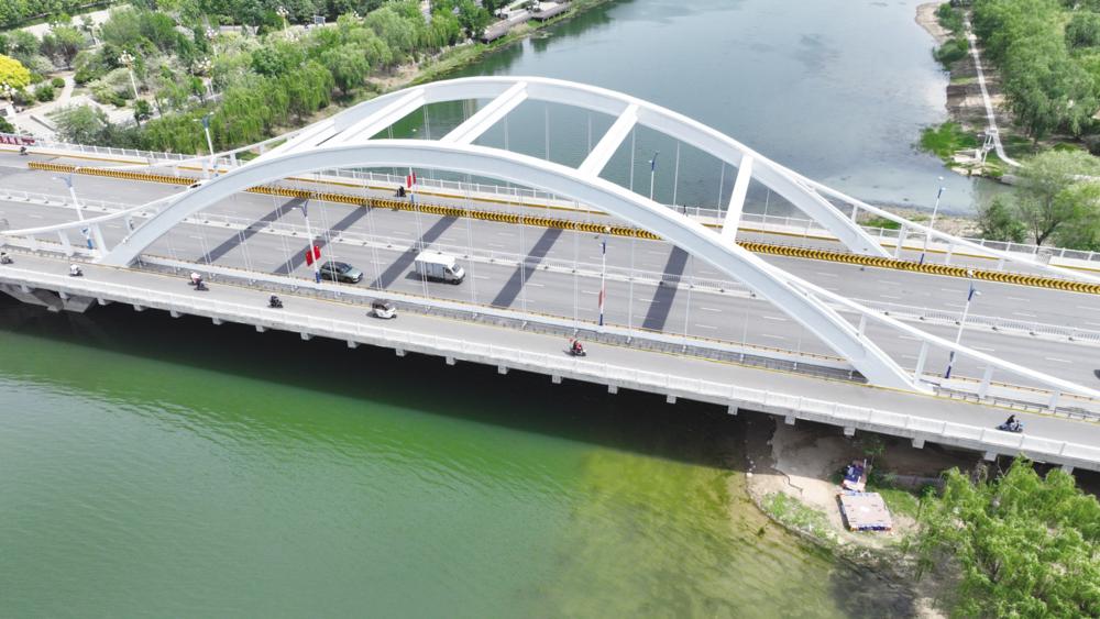 5月13日，航拍鏡頭下的陳口路徒駭河大橋煥發(fā)新顏